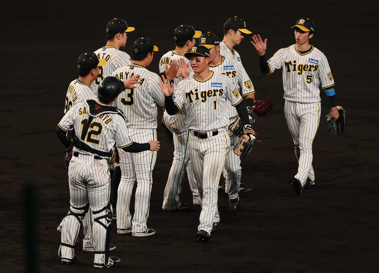 阪神対中日　中日に勝利しタッチを交わす阪神ナイン（撮影・前田充）