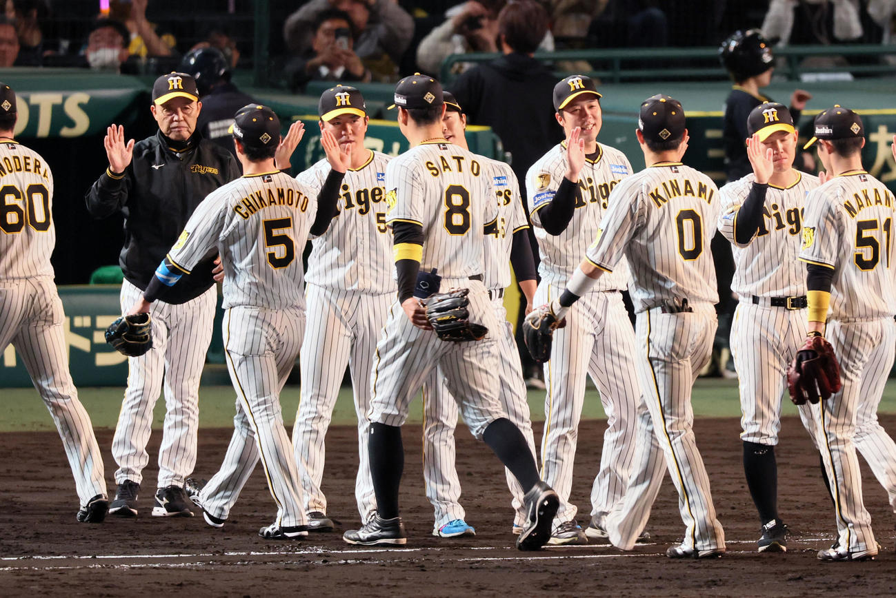 阪神対中日　中日に勝利し青柳（右から4人目）はナインとタッチする。左端は岡田監督（撮影・加藤哉）