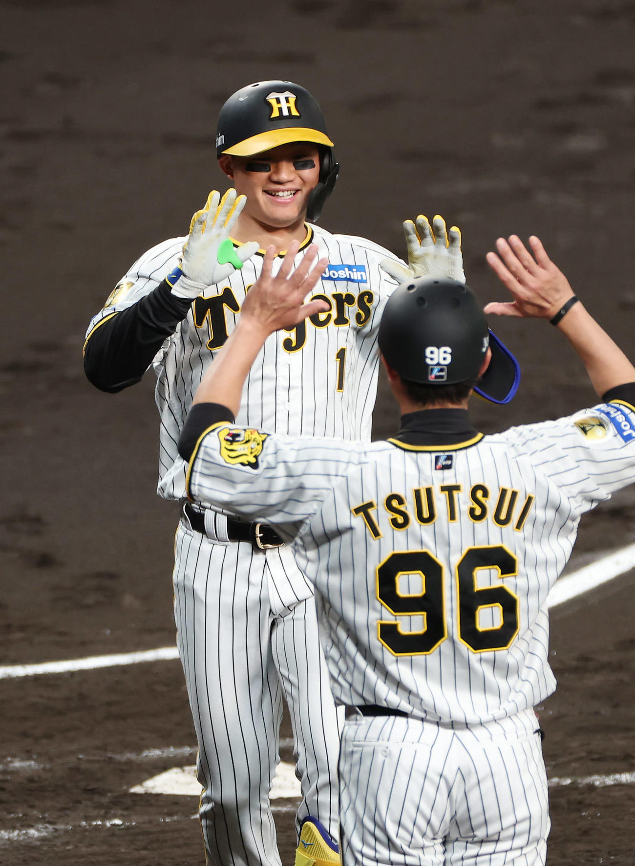 阪神対中日　3回裏阪神1死、左越え本塁打を放ち笑顔で生還する森下（撮影・前田充）