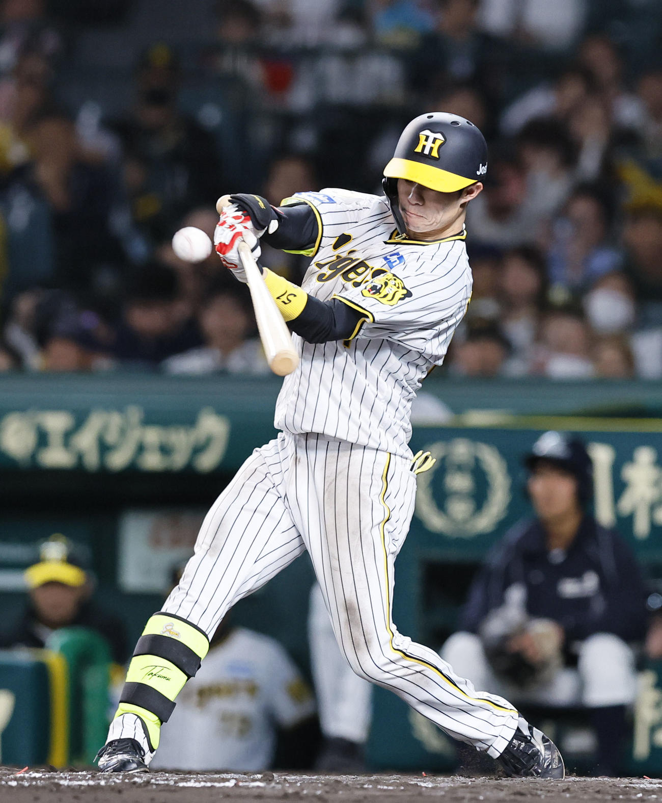 阪神対中日　8回裏阪神2死一、二塁、中野は左中間に2点適時二塁打を放つ（撮影・藤尾明華）
