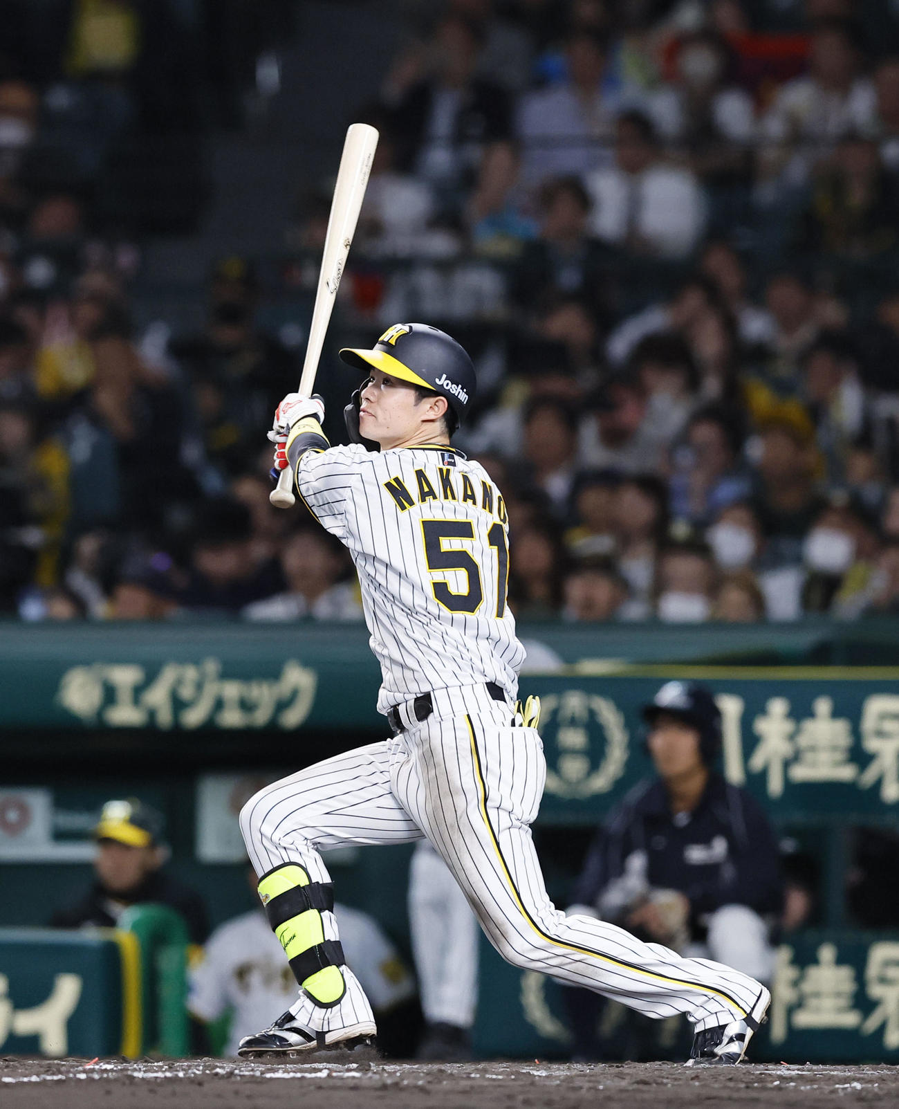 阪神対中日　8回裏阪神2死一、二塁、中野は左中間に2点適時二塁打を放つ（撮影・藤尾明華）