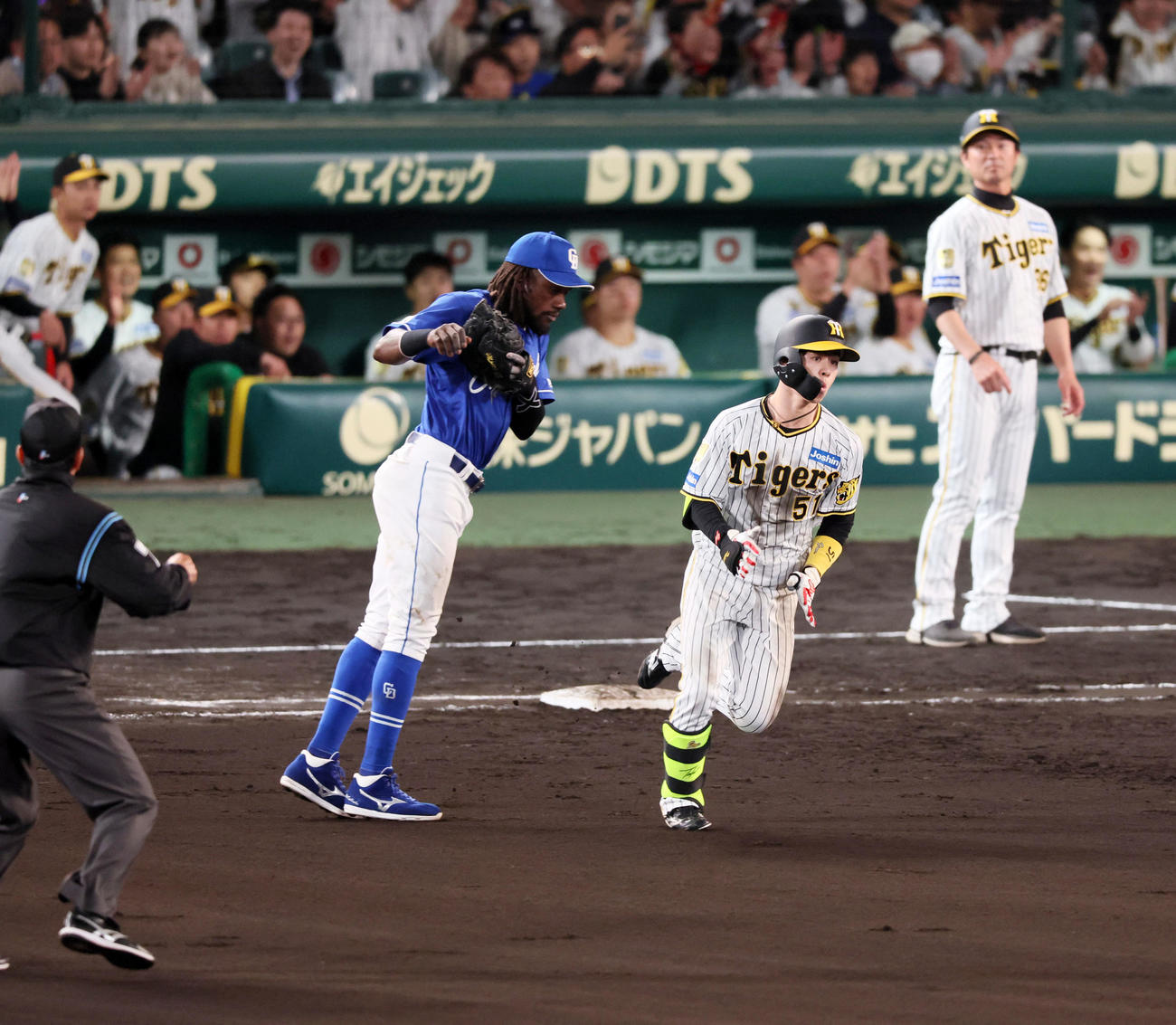 阪神対中日　8回裏阪神2死一、二塁、中野は左適時二塁打を放つ。。左は一塁手のカリステ（撮影・加藤哉）