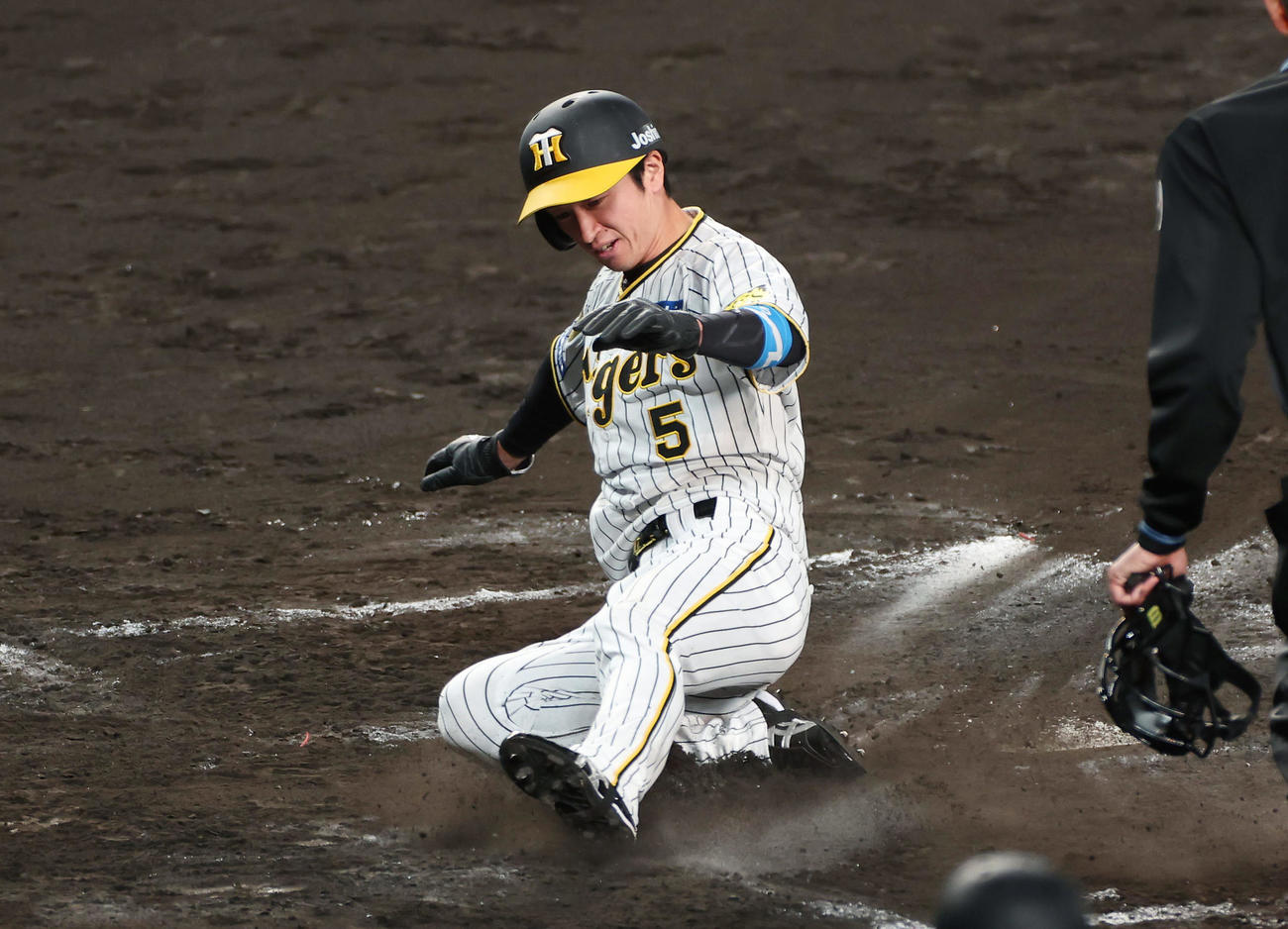 阪神対中日　8回裏阪神2死一、二塁、中野の2点適時二塁打で生還する一走近本（撮影・前田充）