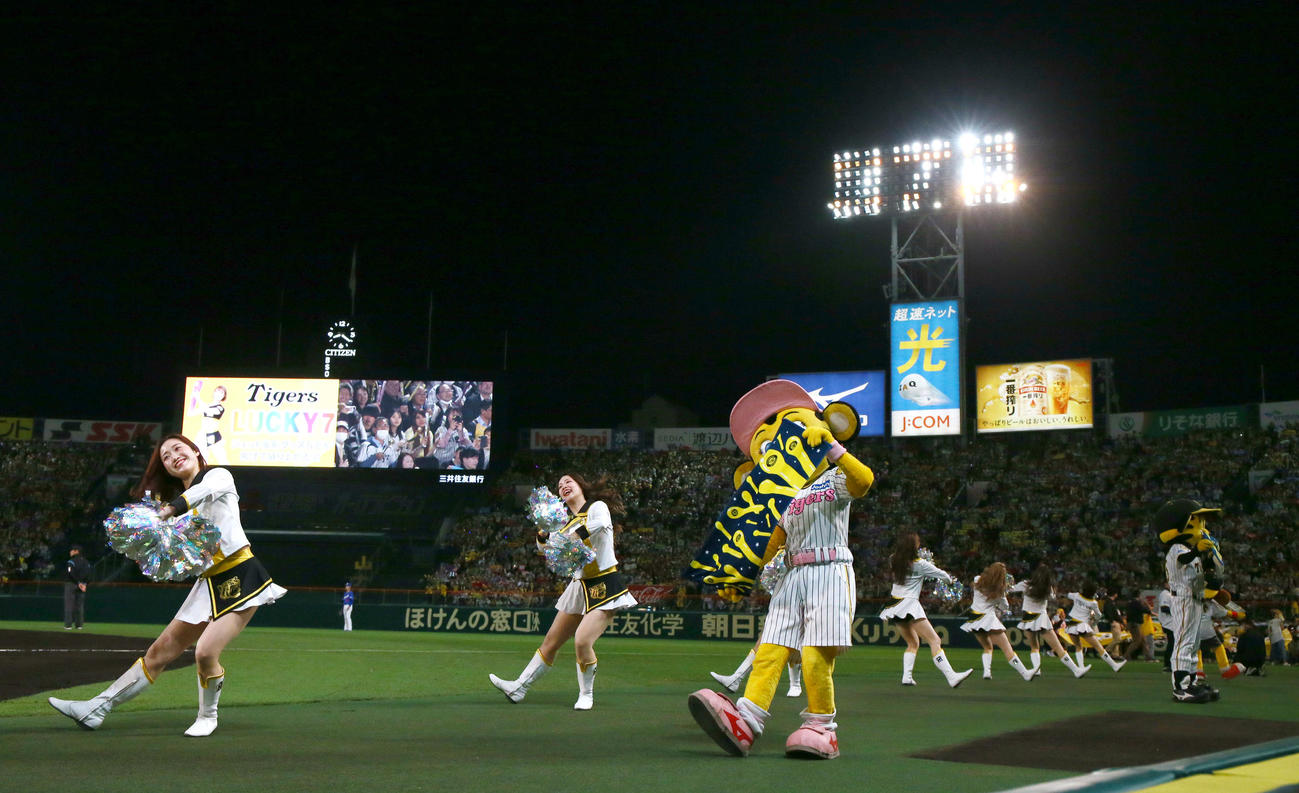 阪神対中日　ラッキーセブンを盛り上げるタイガースガールズ（撮影・上山淳一）