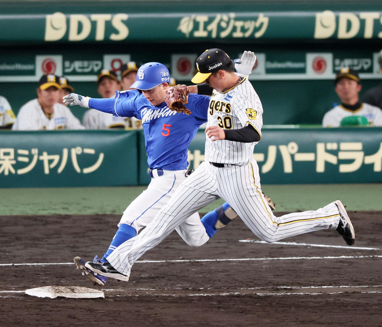 阪神対中日　9回表中日1死、門別は村松の打球でベースカバーに走るが内野安打となる（撮影・加藤哉）