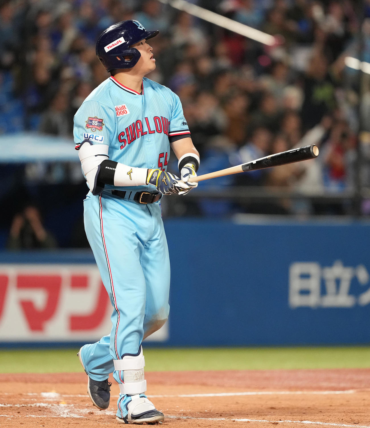 ヤクルト対DeNA 8回裏ヤクルト無死、右中間にソロ本塁打を放つ村上（撮影・鈴木みどり）