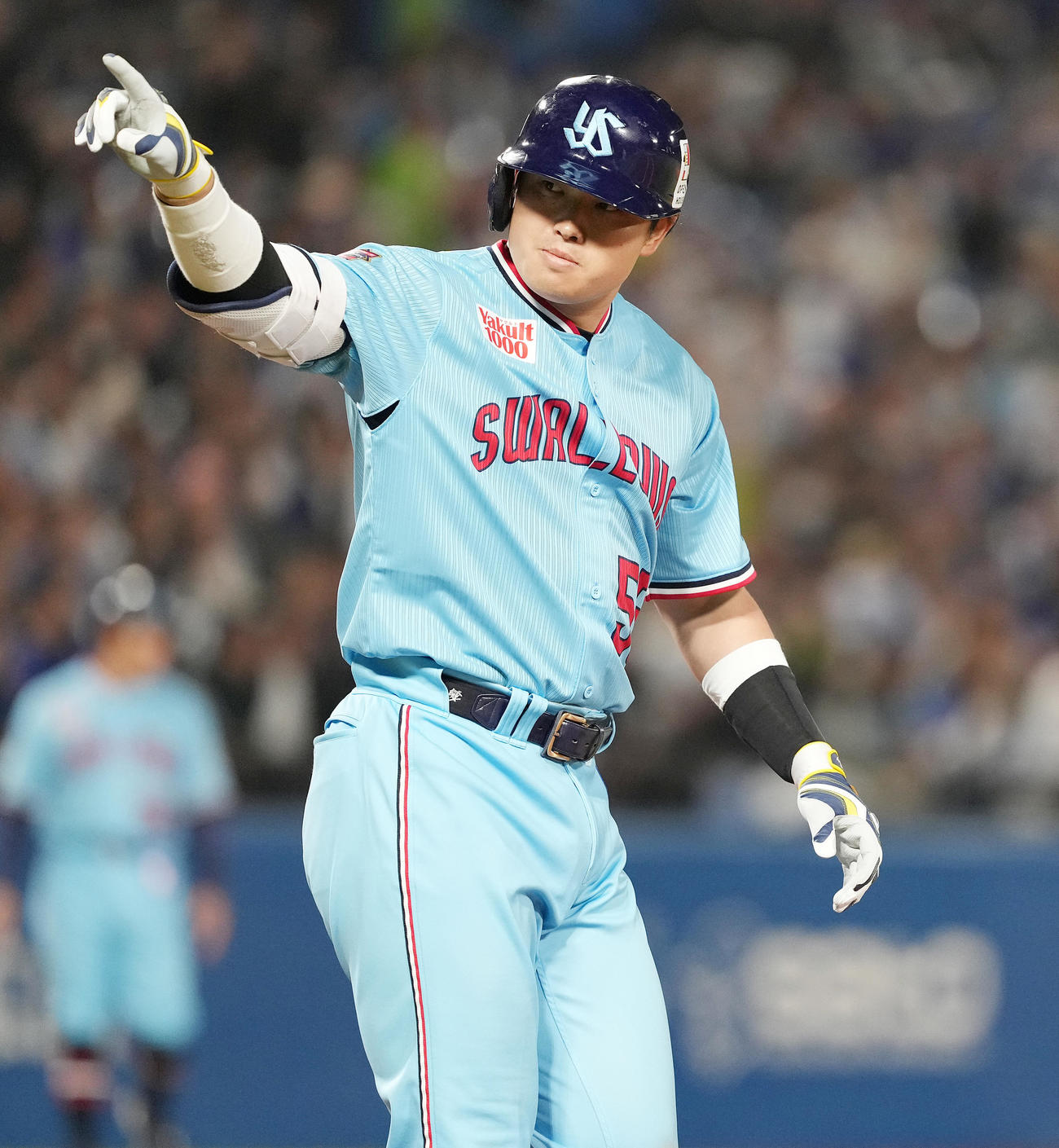 ヤクルト対DeNA 8回裏ヤクルト無死、右中間にソロ本塁打を放った村上はベンチを指さす（撮影・鈴木みどり）