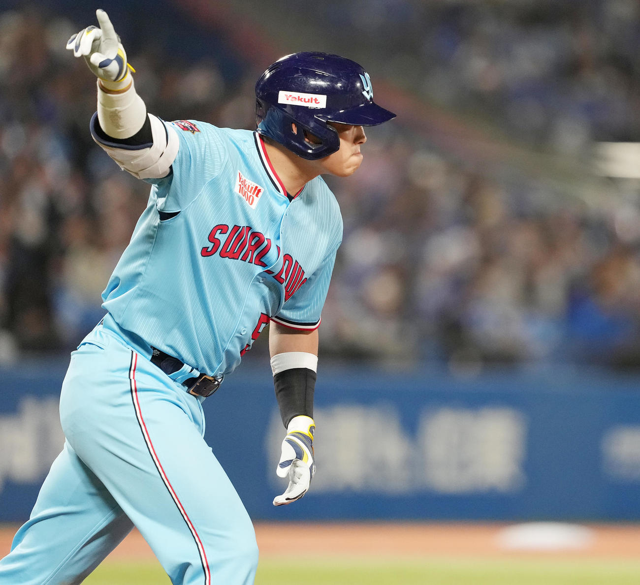 ヤクルト対DeNA 8回裏ヤクルト無死、右中間にソロ本塁打を放った村上はベンチを指さす（撮影・鈴木みどり）