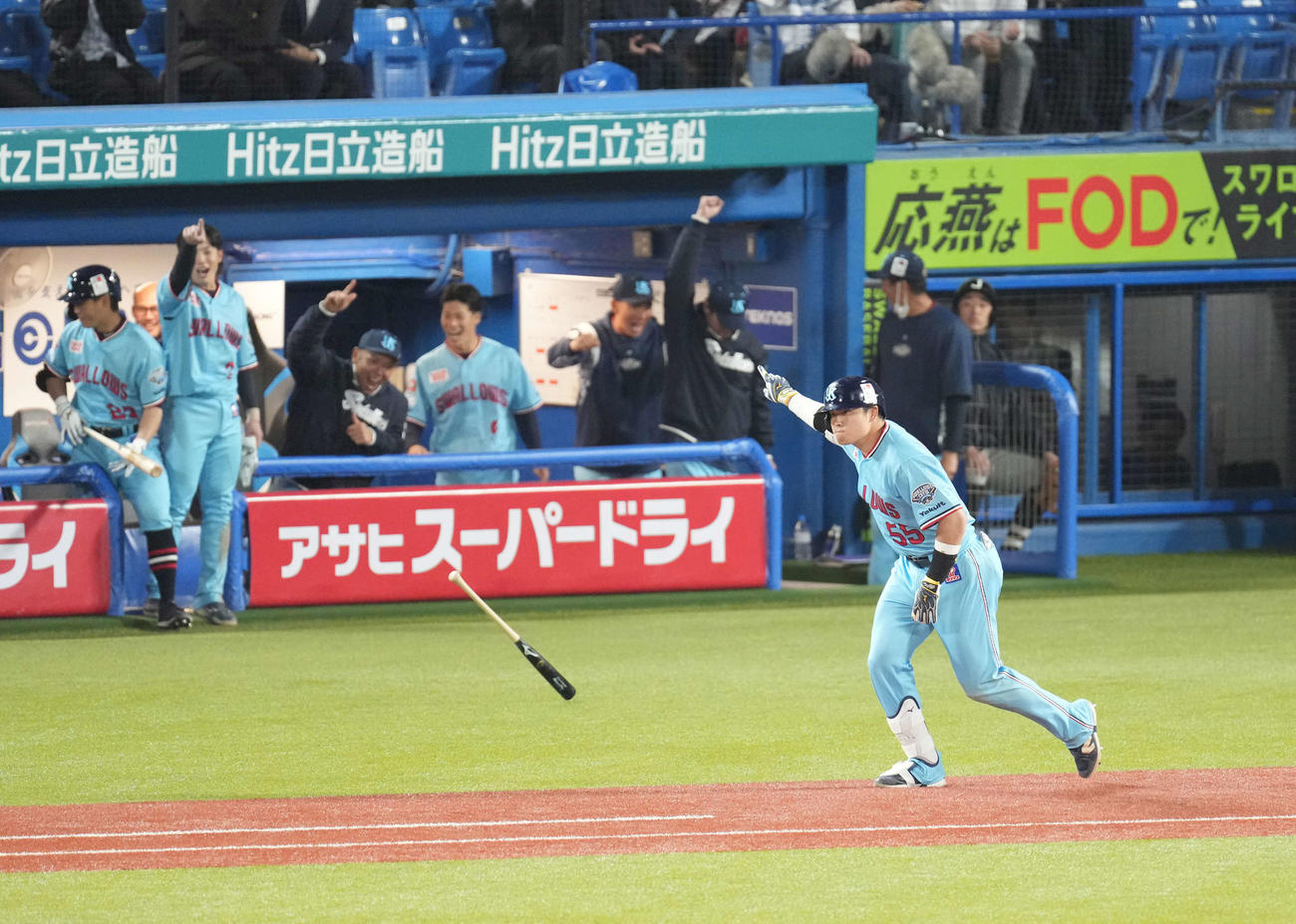 ヤクルト対DeNA 8回裏ヤクルト無死、村上は右越えに勝ち越しソロ本塁打を放ちベンチに向かってガッツポーズ（撮影・小沢裕）