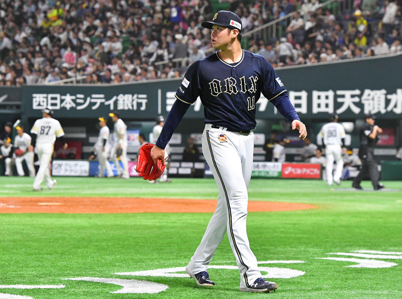 ソフトバンク対オリックス　4回裏、山川に3点本塁打を打たれ、厳しい表情でベンチへ戻る山下（撮影・岩下翔太）