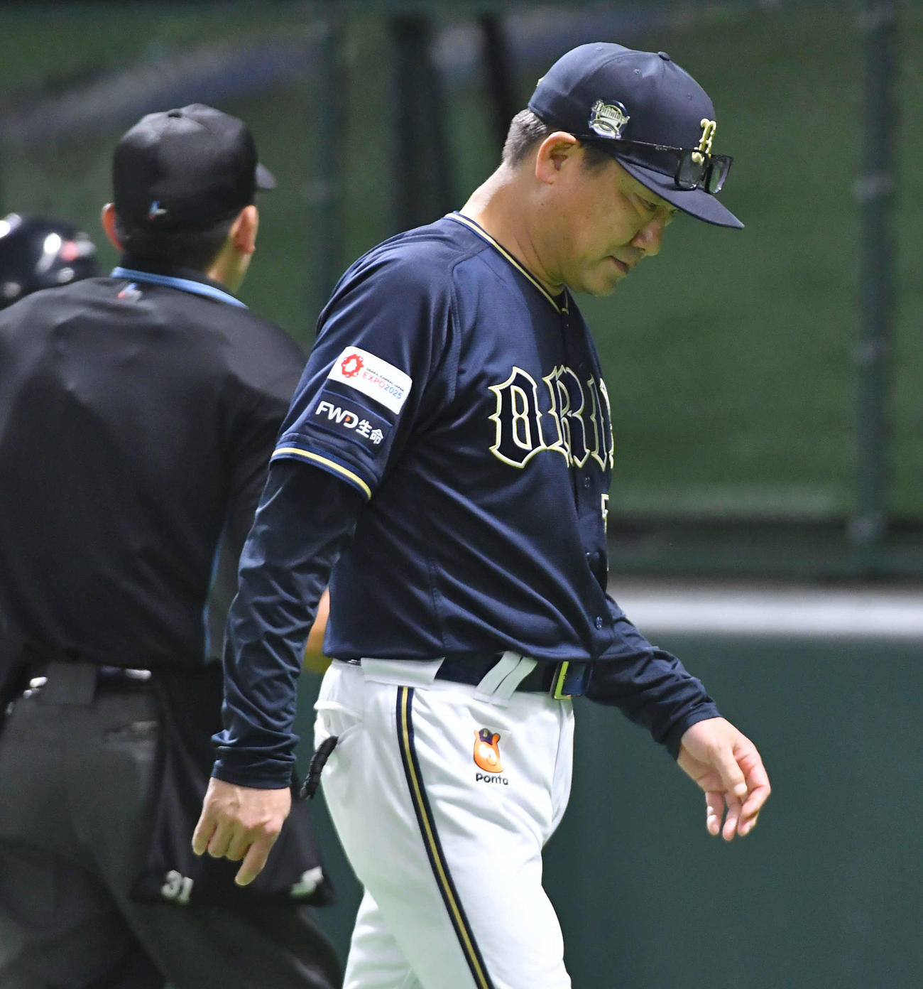 ソフトバンク対オリックス　5回表の攻撃を終えて投手の交代を告げ、厳しい表情でベンチへ戻る中嶋監督（撮影・岩下翔太）