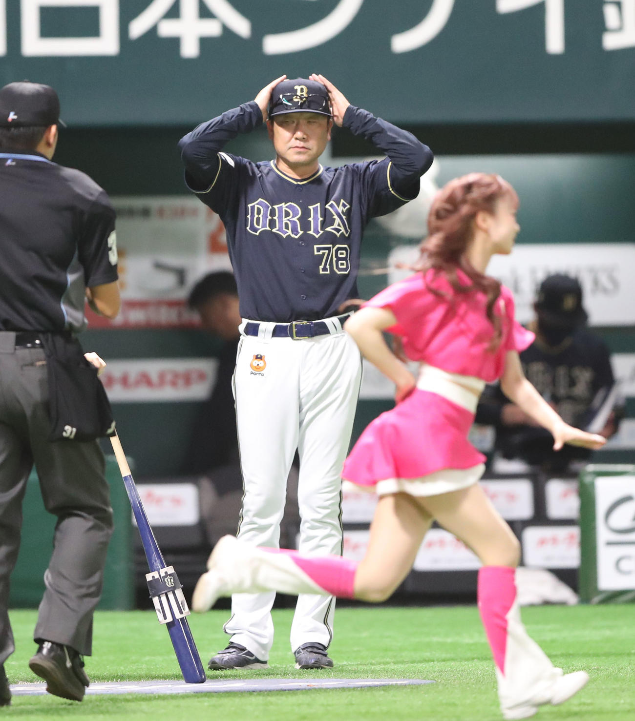 ソフトバンク対オリックス　選手交代を告げる中嶋監督（撮影・梅根麻紀）