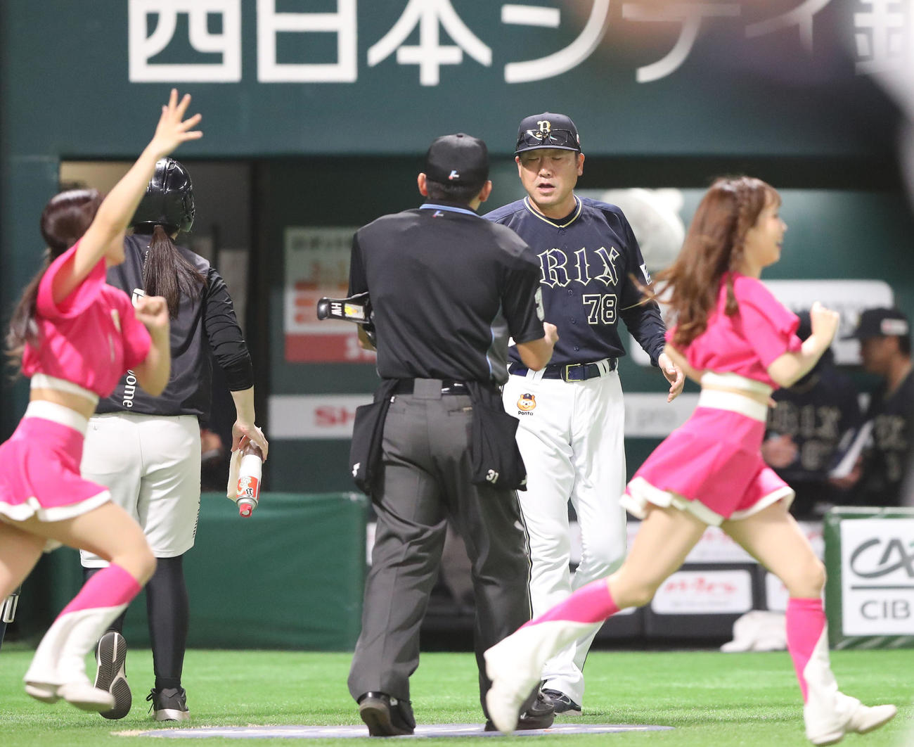 ソフトバンク対オリックス　選手交代を審判に告げる中嶋監督（撮影・梅根麻紀）