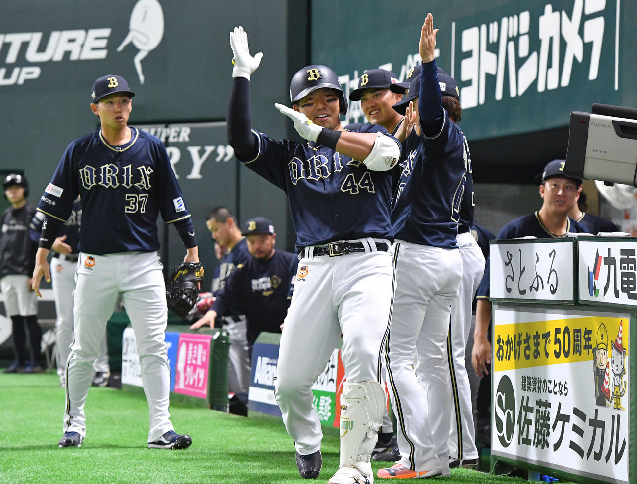 ソフトバンク対オリックス　2回表オリックス1死、左越え本塁打を放ち、ベンチ前でほいさーポーズを決める頓宮（撮影・岩下翔太）