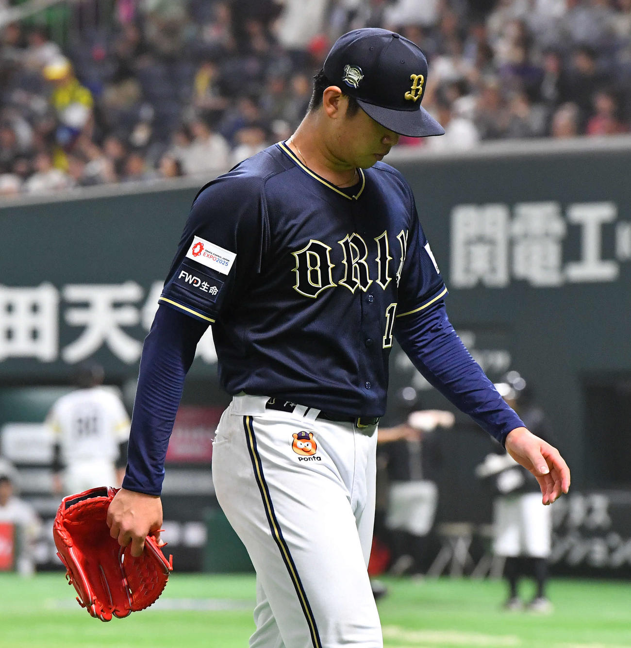 ソフトバンク対オリックス　4回裏、山川に3点本塁打を打たれ、厳しい表情でベンチへ戻る山下（撮影・岩下翔太）
