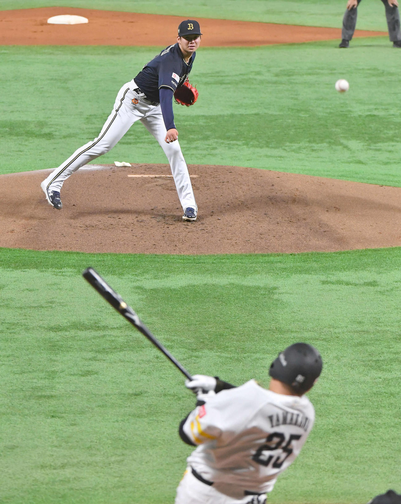 ソフトバンク対オリックス　1回裏ソフトバンク1死一、二塁、山川（手前）に先制の中前適時打を打たれた山下（撮影・岩下翔太）