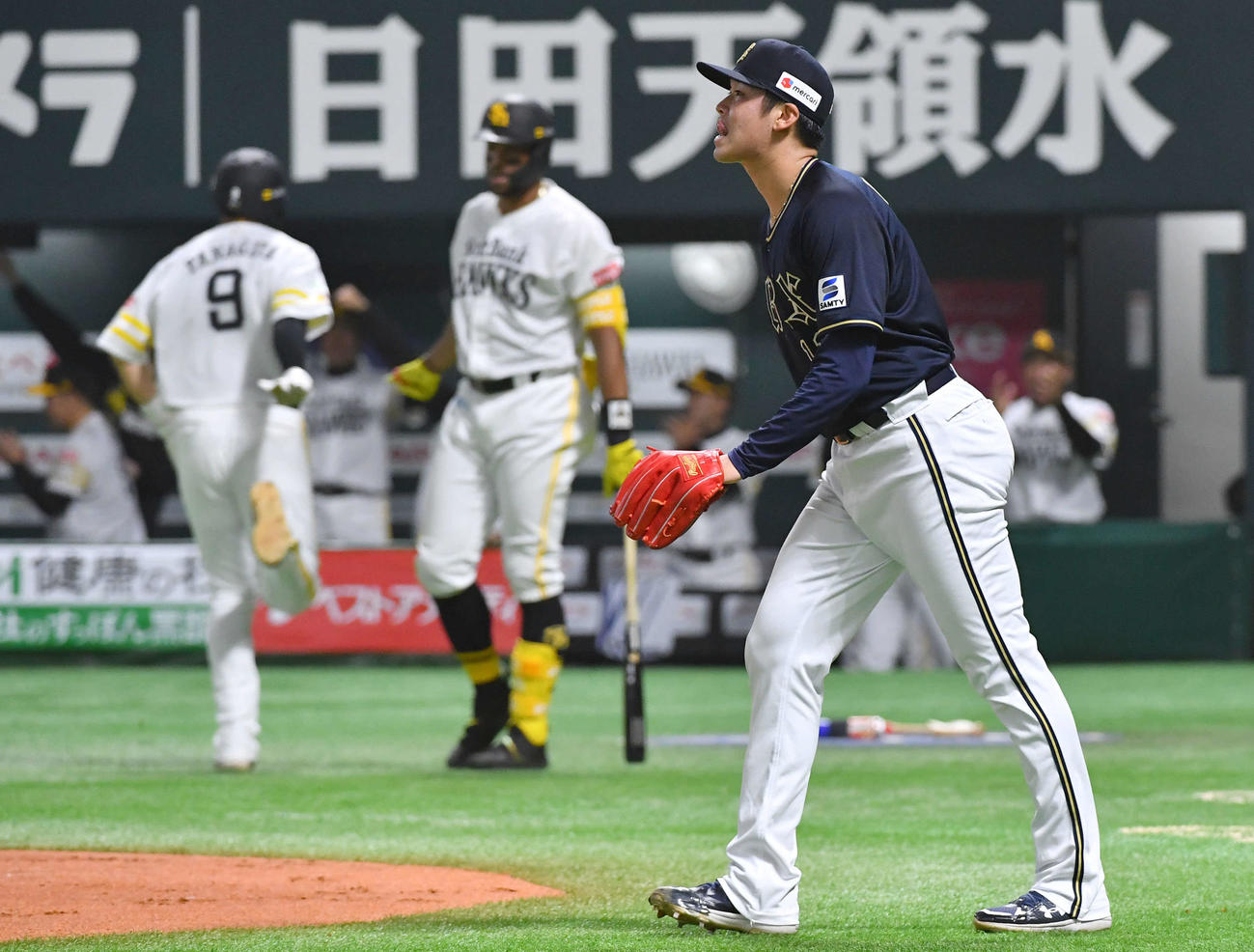 ソフトバンク対オリックス　1回裏ソフトバンク1死満塁、山川は栗原に中前適時打を浴びて舌を出す（撮影・岩下翔太）