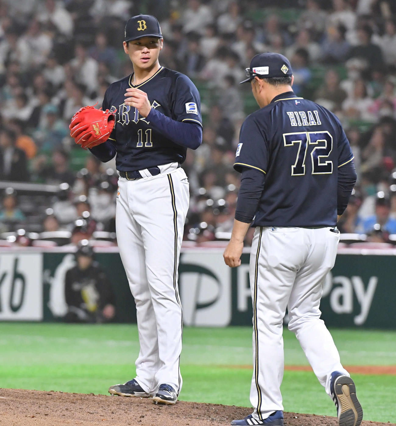 ソフトバンク対オリックス　4回裏ソフトバンク無死満塁、打席に今宮を迎える場面で平井コーチ（右）から声をかけられる山下（撮影・岩下翔太）