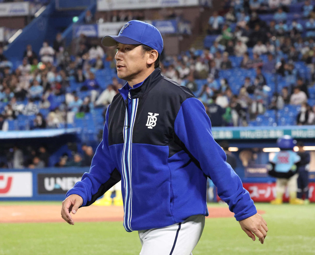ヤクルト対DeNA　敗れて引き揚げるDeNA三浦監督（撮影・丹羽敏通）