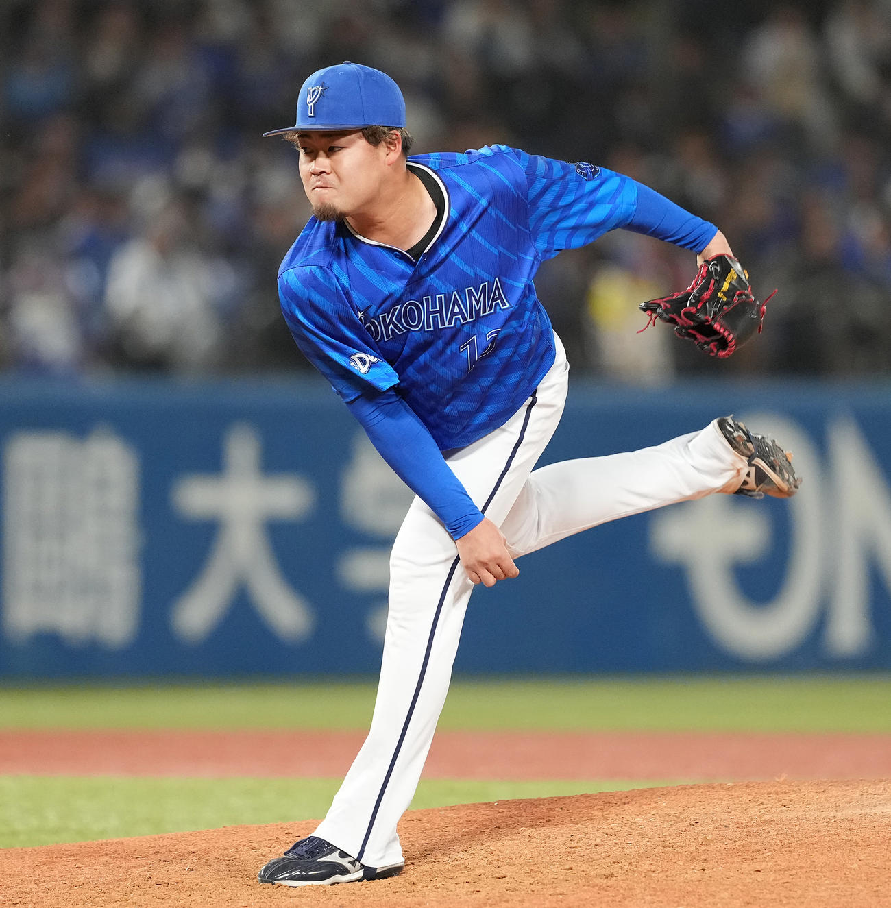 ヤクルト対DeNA 8回裏から3番手で登板したDeNA伊勢（撮影・鈴木みどり）