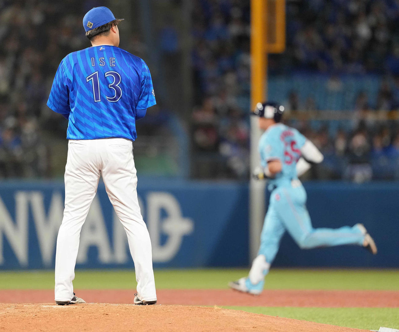 ヤクルト対DeNA 8回裏ヤクルト無死、村上に右中間へのソロ本塁打を浴びる伊勢（撮影・鈴木みどり）
