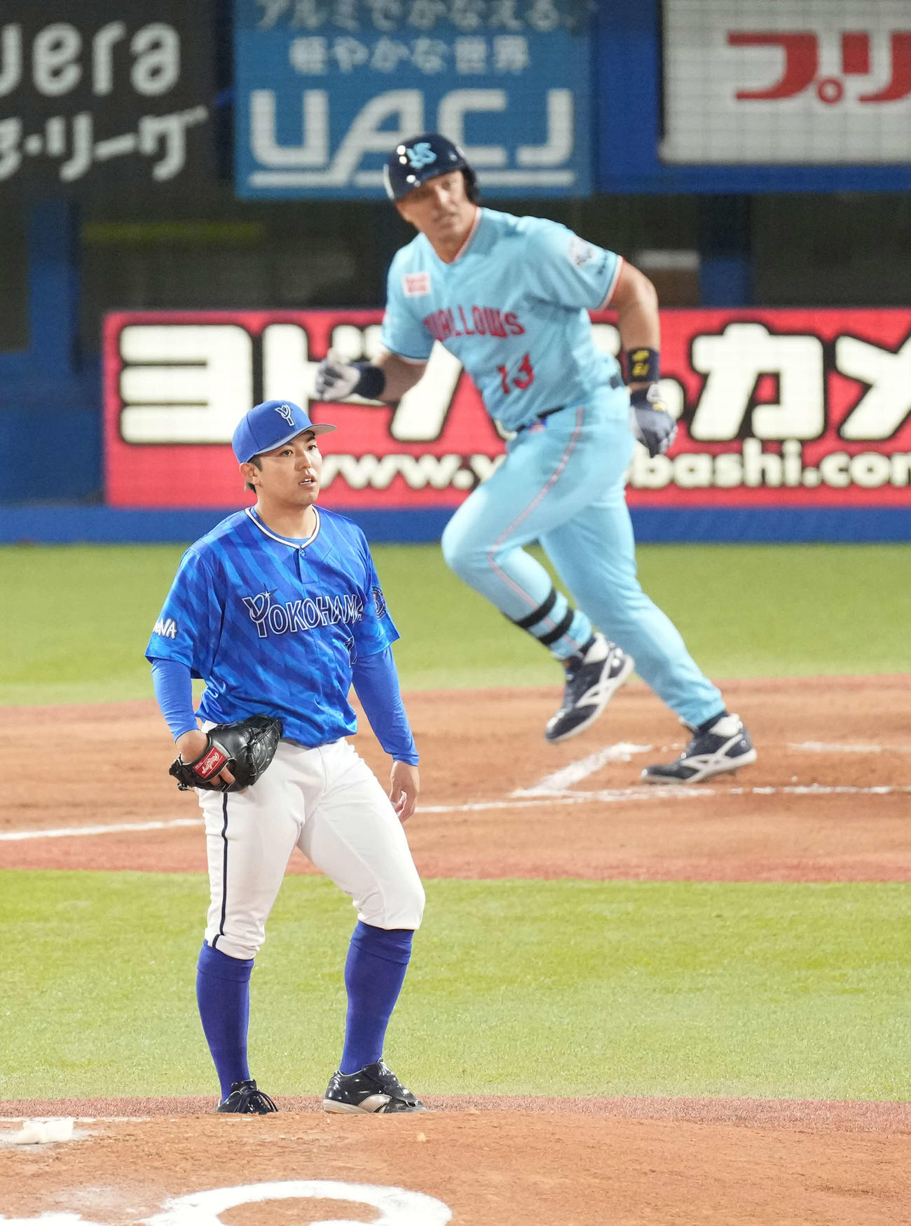 ヤクルト対DeNA 6回裏ヤクルト無死、DeNA先発の東（左）はオスナに左越えの同点ソロ本塁打を許す（撮影・小沢裕）