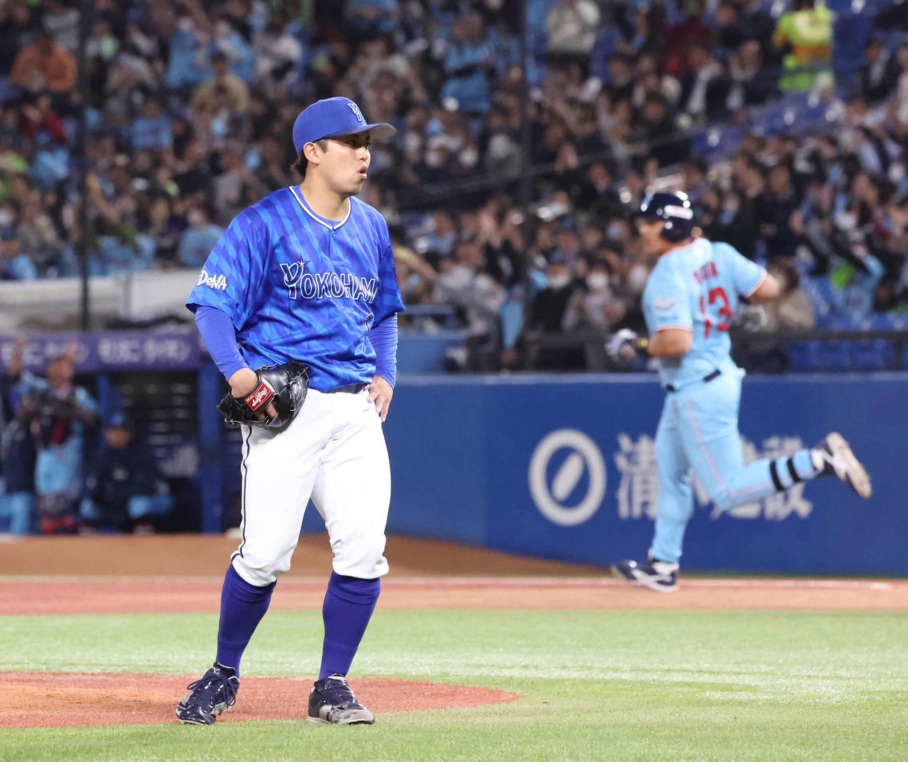 ヤクルト対DeNA 6回裏ヤクルト無死、オスナに同点本塁打を打たれた東（撮影・丹羽敏通）
