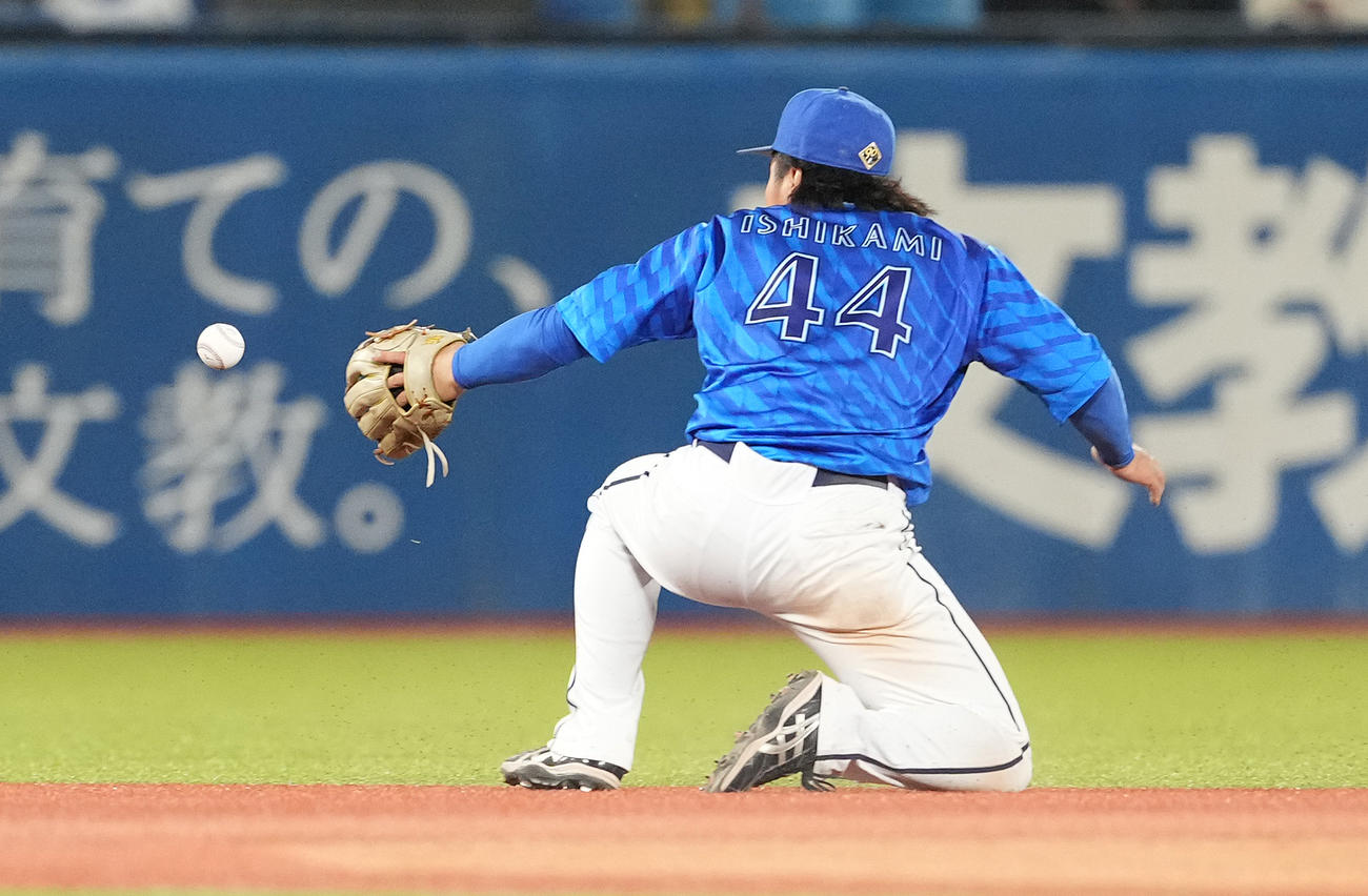 ヤクルト対DeNA 6回裏ヤクルト無死、村上の打球を止めるも一塁へ送球できず、内野安打を許す石上（撮影・鈴木みどり）