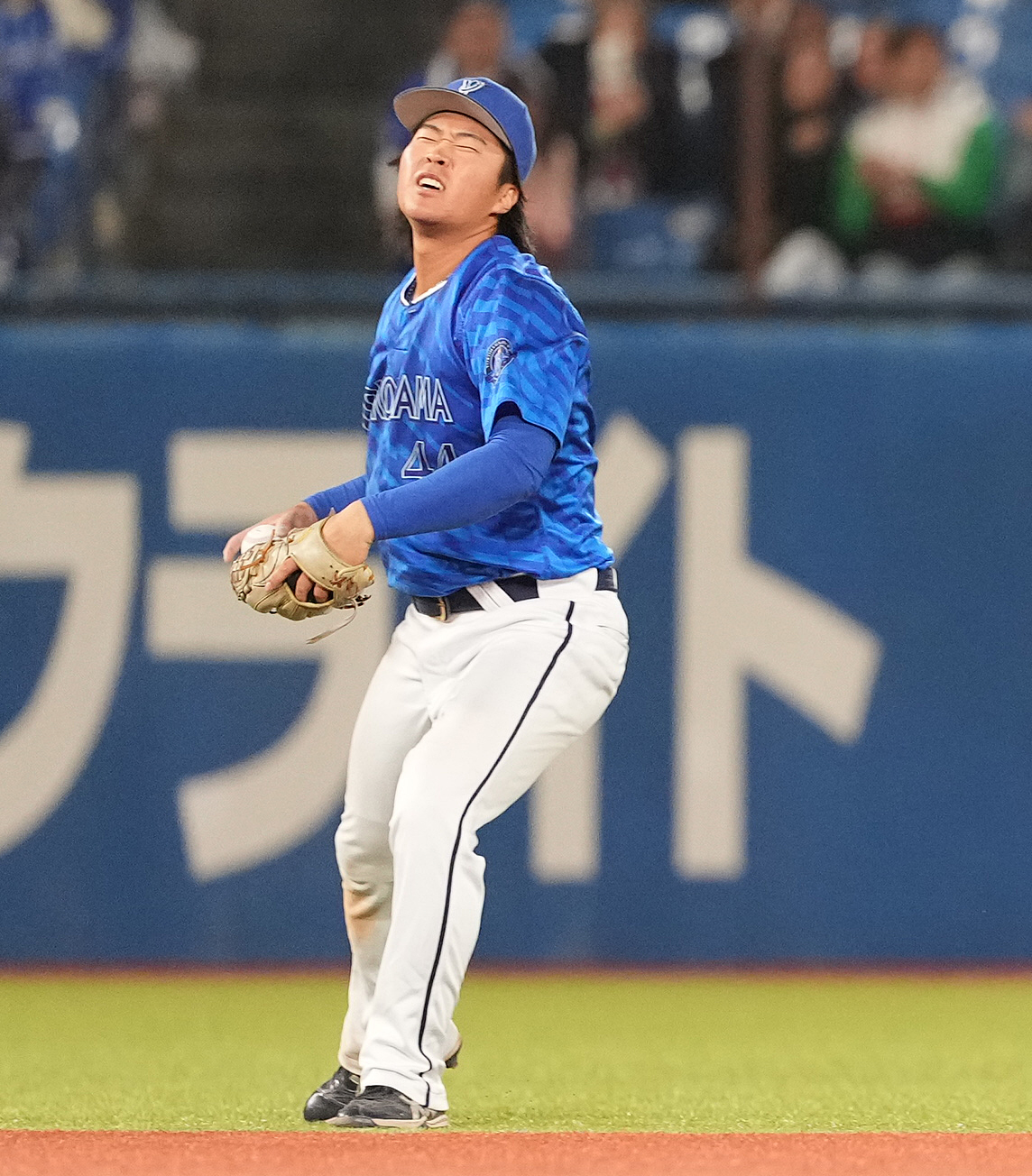 ヤクルト対DeNA 6回裏ヤクルト無死、村上の打球を止めるも一塁へ送球できず、内野安打を許す遊撃手石上（撮影・鈴木みどり）