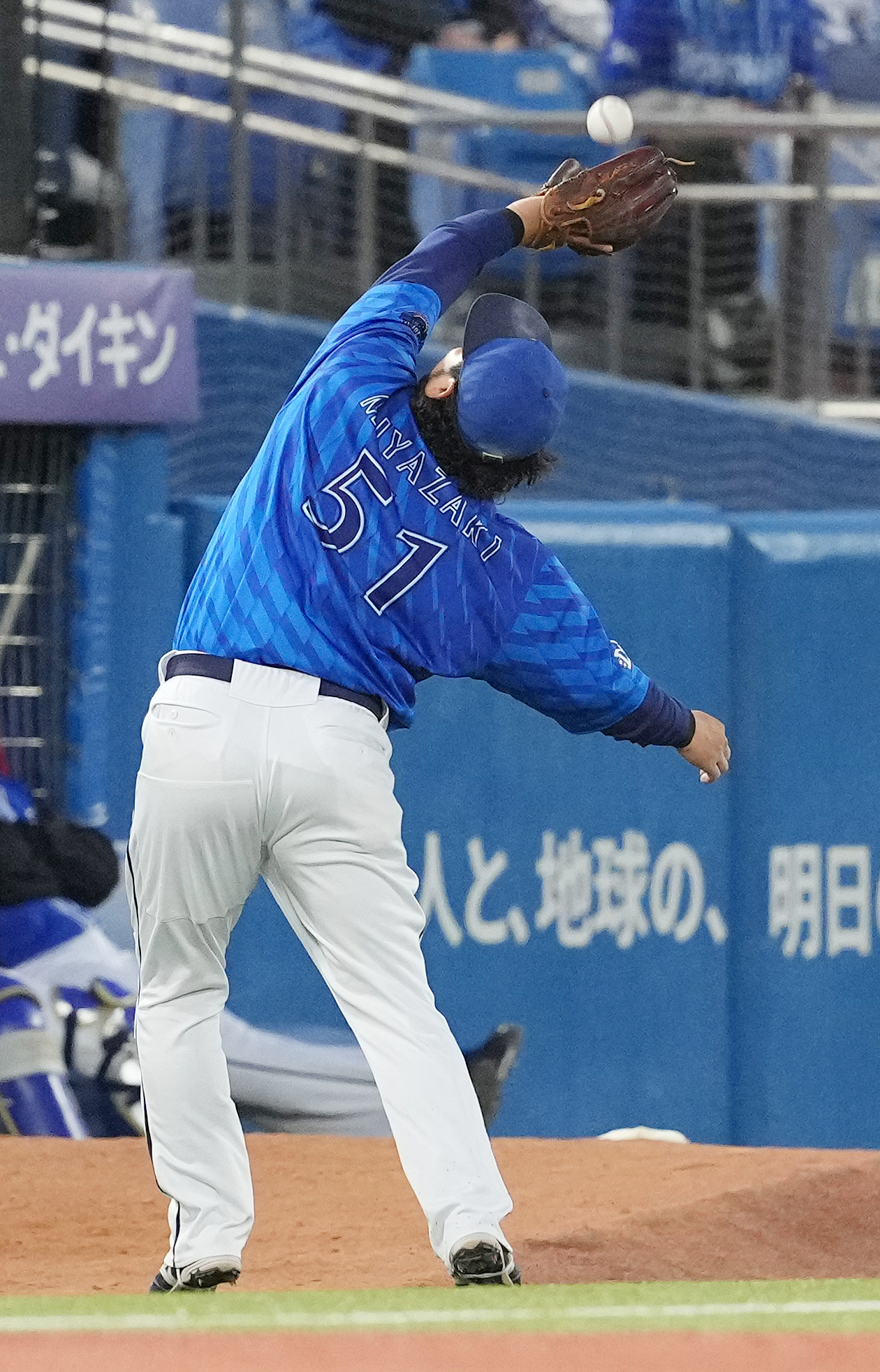 ヤクルト対DeNA 2回裏ヤクルト無死、村上の打球を好捕し三邪飛に仕留める三塁手宮崎（撮影・鈴木みどり）