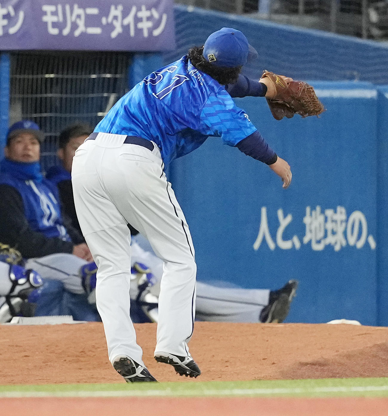 ヤクルト対DeNA 2回裏ヤクルト無死、村上の打球を好捕し三邪飛に仕留める三塁手宮崎（撮影・鈴木みどり）