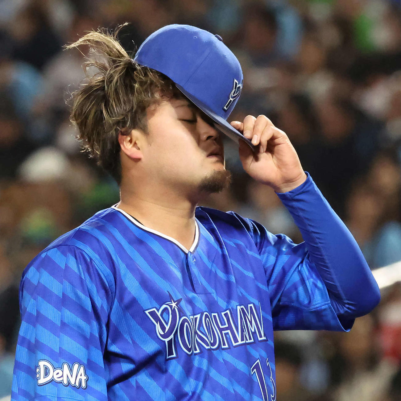 ヤクルト対DeNA 8回、村上に勝ち越し本塁打を許し、ベンチへ引き揚げるDeNA伊勢（撮影・丹羽敏通）