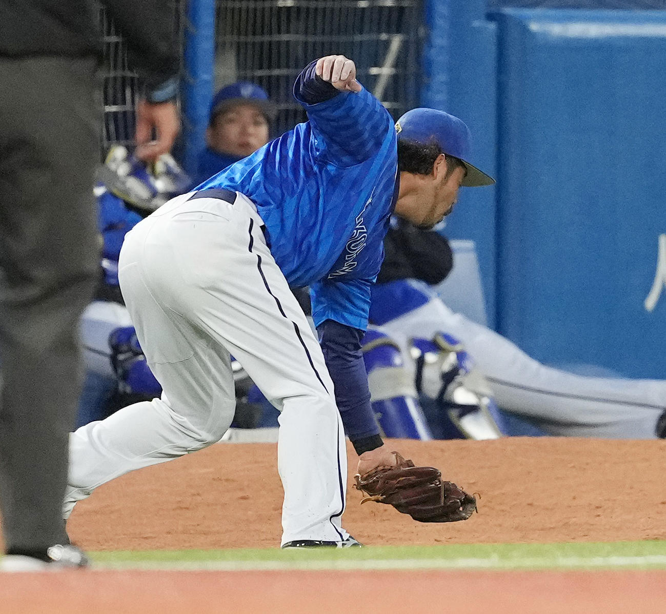 ヤクルト対DeNA 2回裏ヤクルト無死、村上の打球を好捕し三邪飛に仕留める三塁手宮崎（撮影・鈴木みどり）