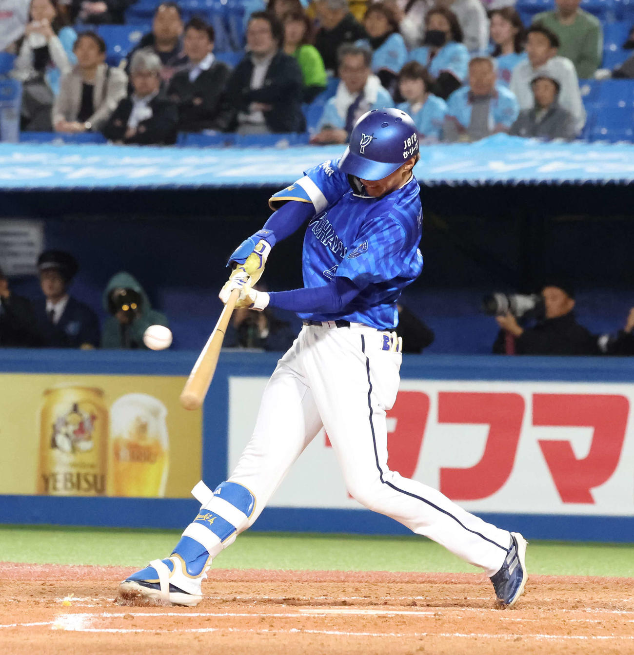 ヤクルト対DeNA 3回表DeNA1死、度会は中前安打を放つ（撮影・丹羽敏通）