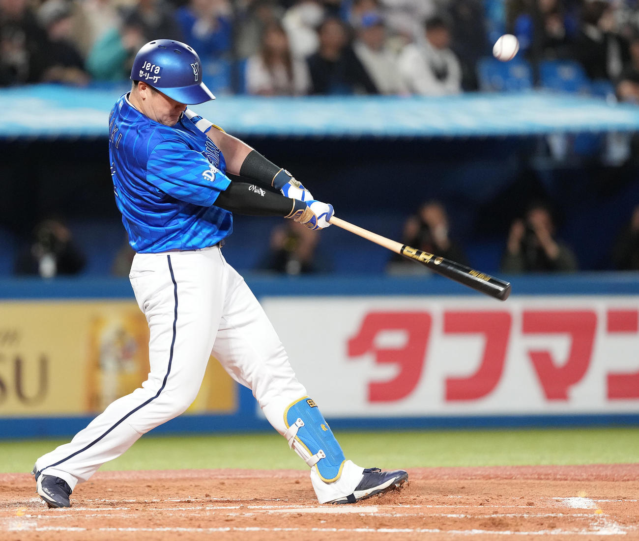ヤクルト対DeNA 3回表DeNA2死一、二塁、先制の右2点適時二塁打を放つ牧（撮影・鈴木みどり）