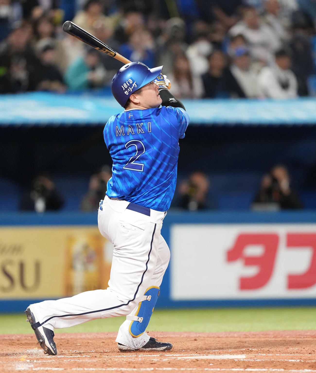 ヤクルト対DeNA 3回表DeNA2死一、二塁、先制の右2点適時二塁打を放つ牧（撮影・鈴木みどり）