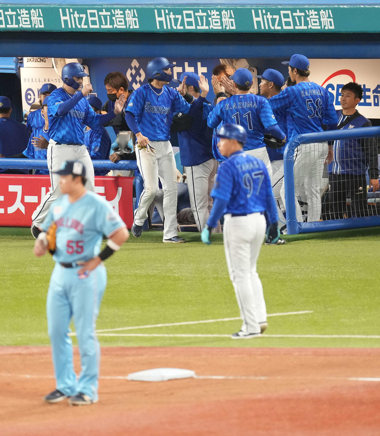 ヤクルト対DeNA 3回表DeNA2死一、二塁、牧の先制2点右適時二塁打に沸くベンチのナイン（撮影・小沢裕）