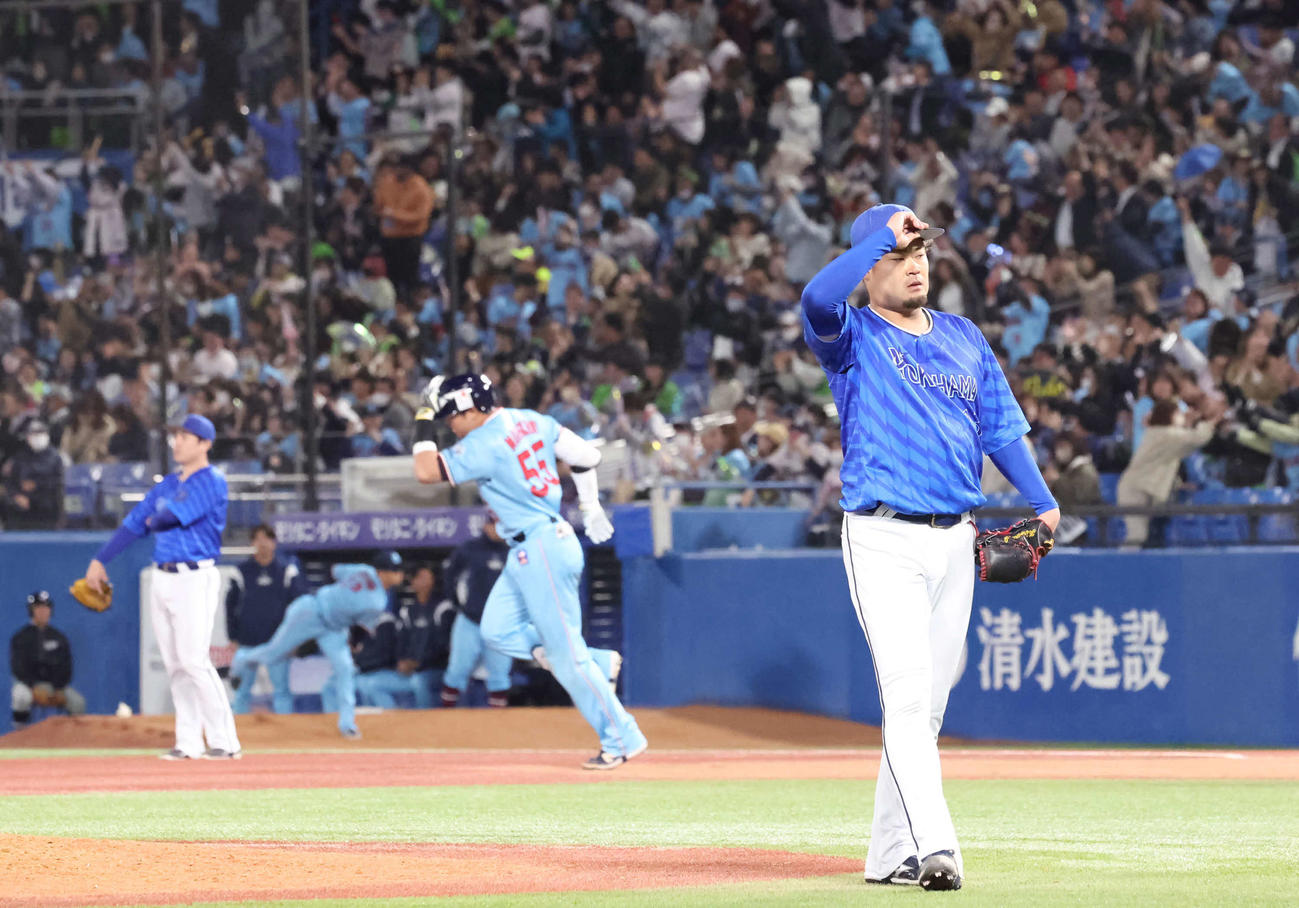 ヤクルト対DeNA 8回裏ヤクルト無死、村上に勝ち越し本塁打を打たれた伊勢（撮影・丹羽敏通）