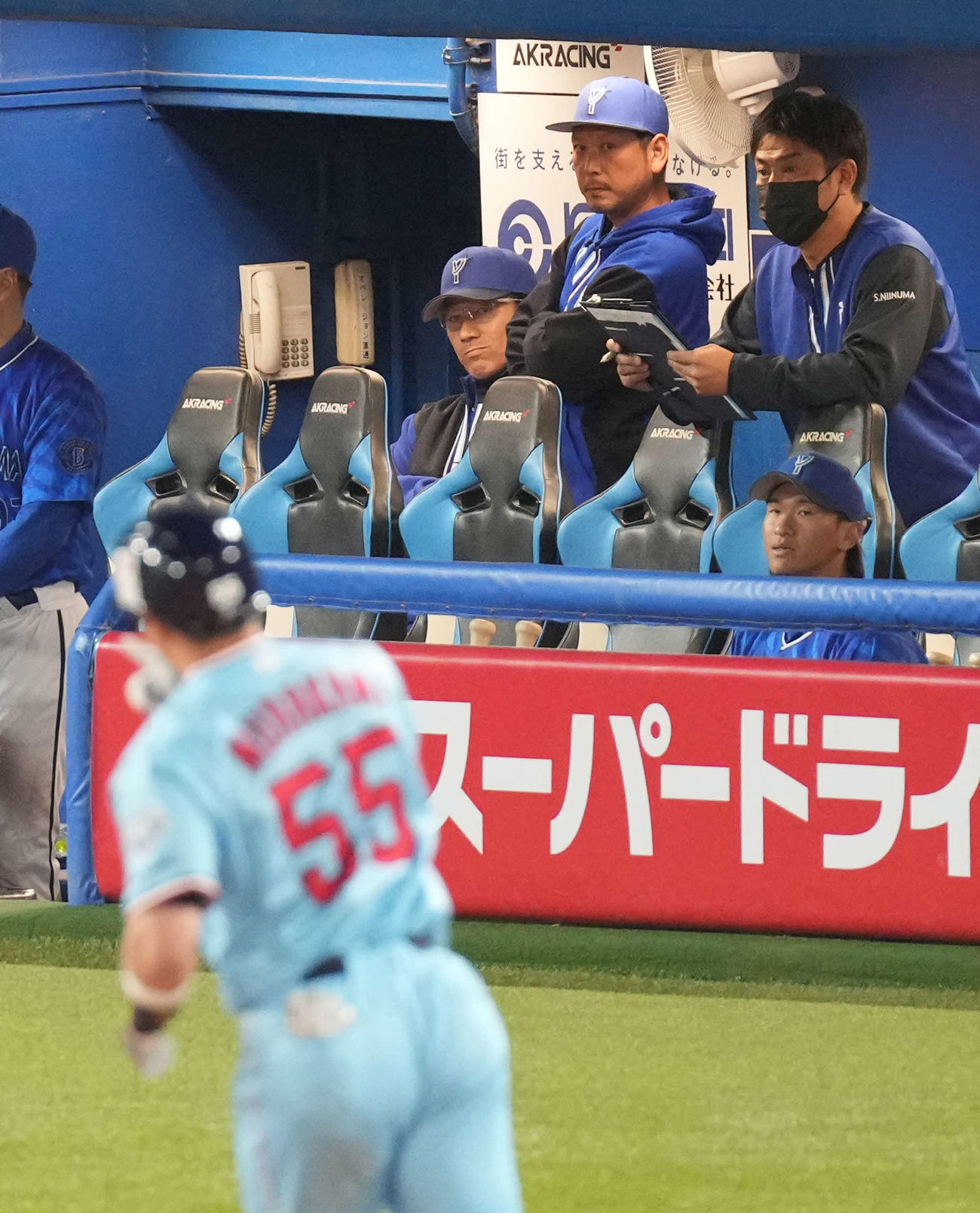 ヤクルト対DeNA 8回裏ヤクルト無死、右越えに勝ち越しソロ本塁打を放ち三塁をまわる村上（手前）を見つめるベンチのDeNA三浦監督（撮影・小沢裕）