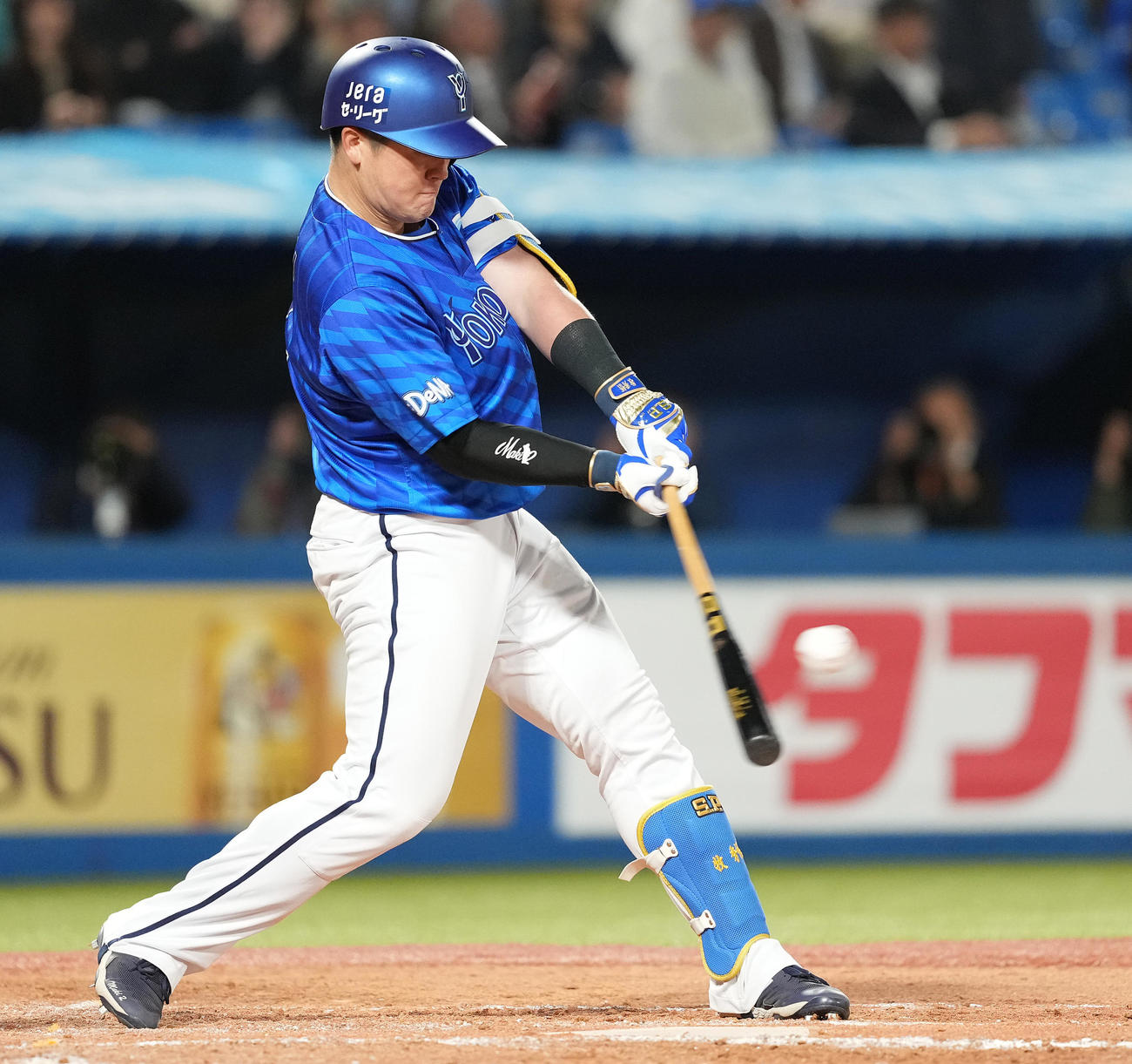 ヤクルト対DeNA 8回表DeNA無死、中前打を放つ牧（撮影・鈴木みどり）