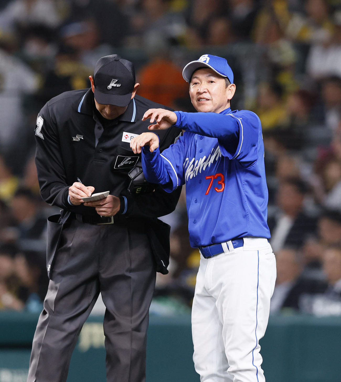 阪神対中日　7回、交代を告げる中日立浪監督（撮影・藤尾明華）