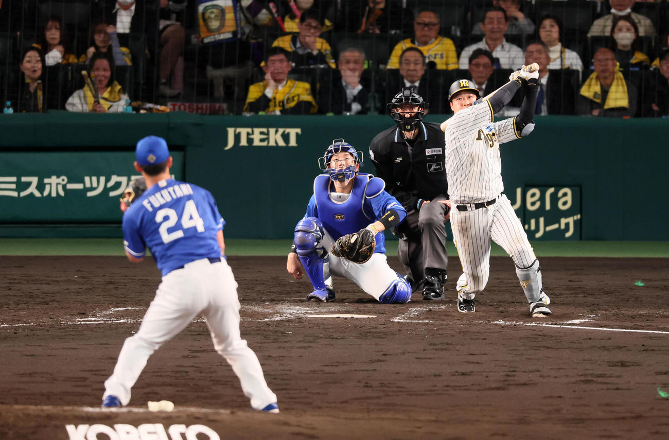 阪神対中日　5回裏阪神1死、大山は中越えソロ本塁打を放つ。投手は福谷（撮影・加藤哉）