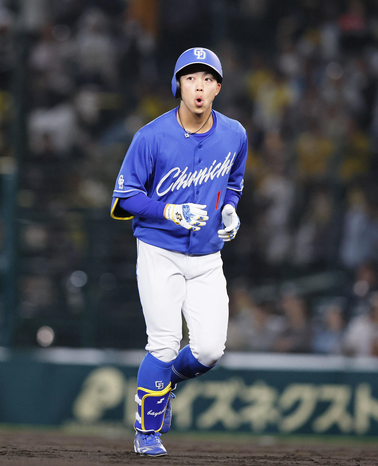 阪神対中日　7回表中日2死、ノイジーの好捕で左飛に倒れ、ベンチに戻る岡林（撮影・藤尾明華）