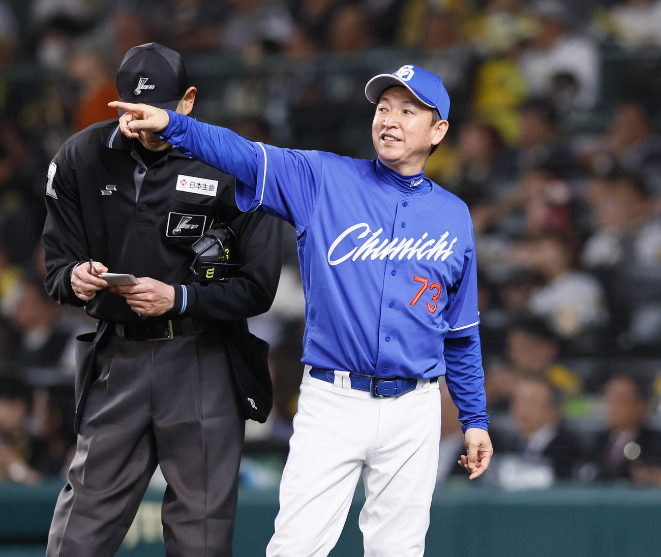 阪神対中日　7回、交代を告げる中日立浪監督（撮影・藤尾明華）