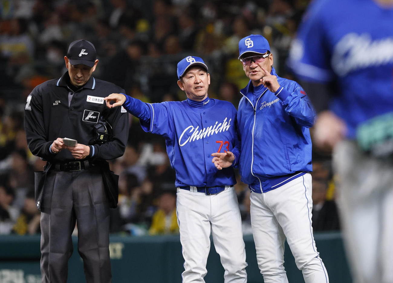 阪神対中日　7回、片岡ヘッドコーチ（右）に交代を伝える中日立浪監督（撮影・藤尾明華）