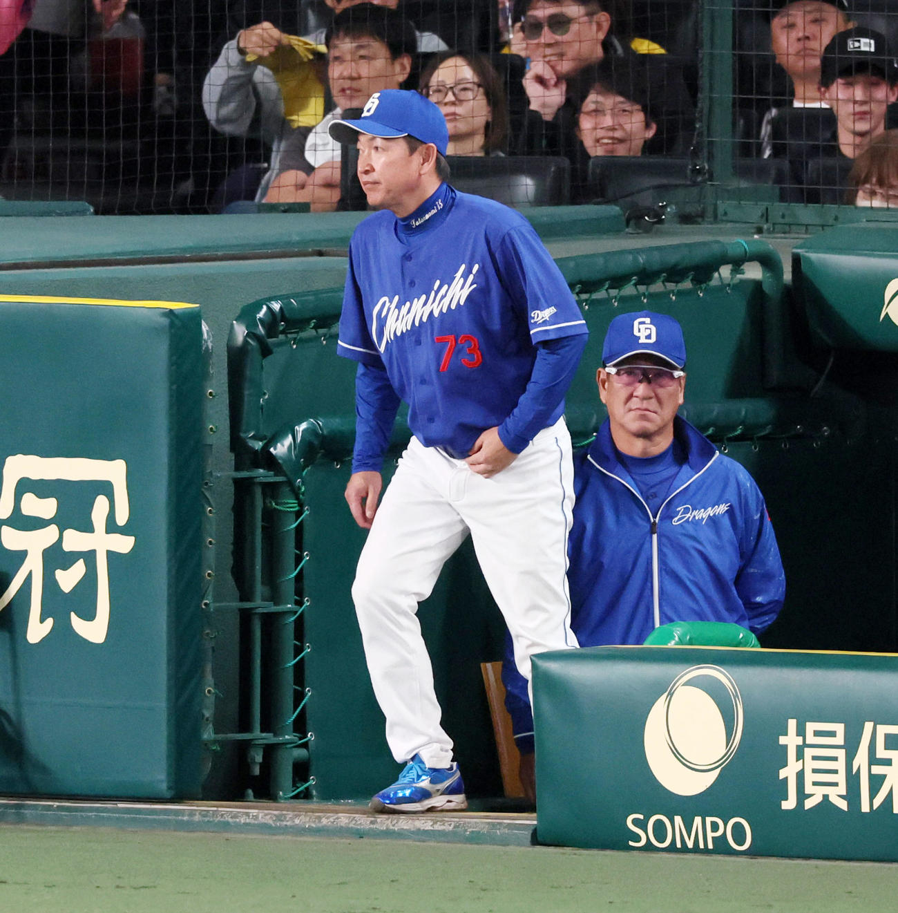 阪神対中日　8回裏を前に選手交代を告げる立浪監督。右は片岡ヘッドコーチ（撮影・加藤哉）