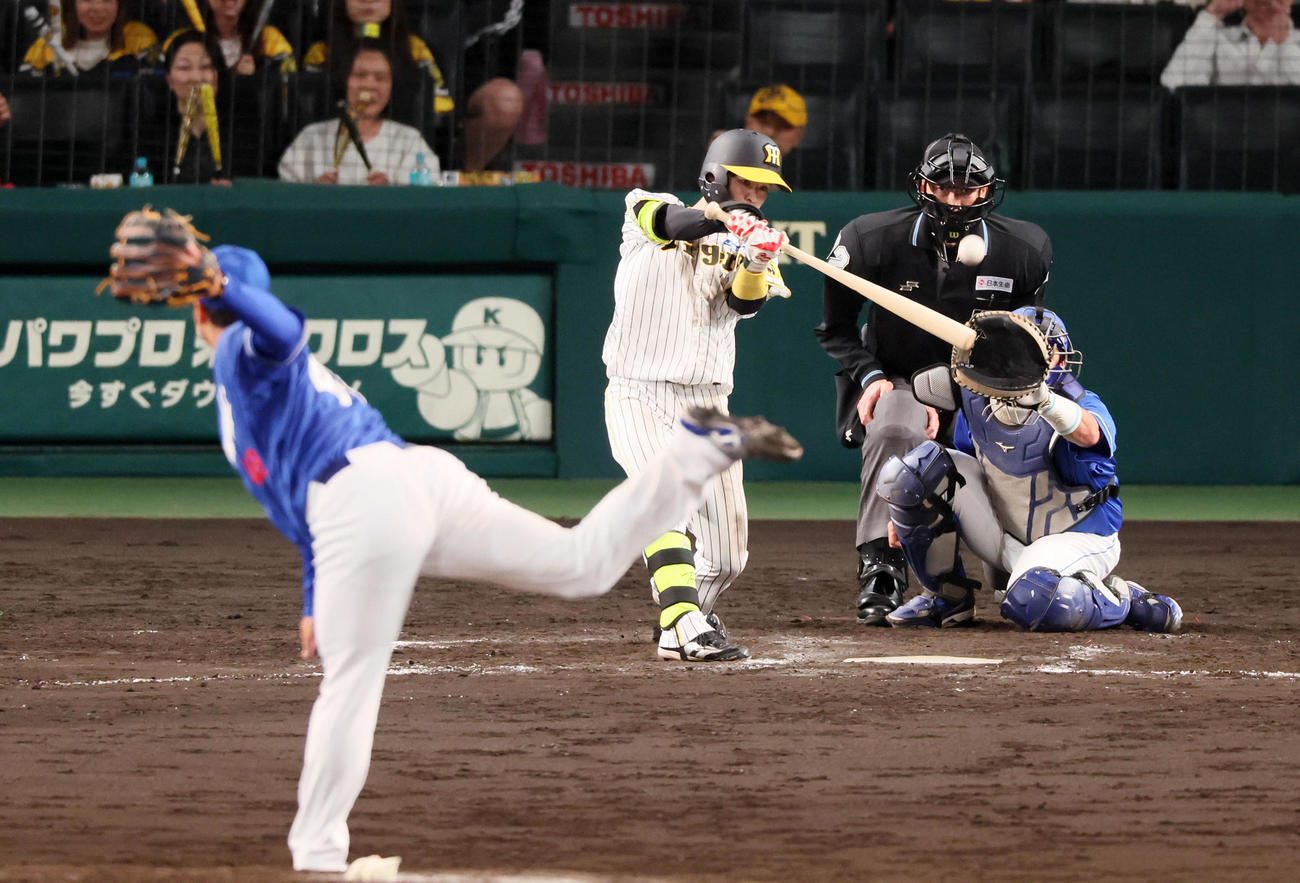 阪神対中日　8回裏阪神2死一、二塁、中野は左適時二塁打を放つ。投手は土生（撮影・加藤哉）