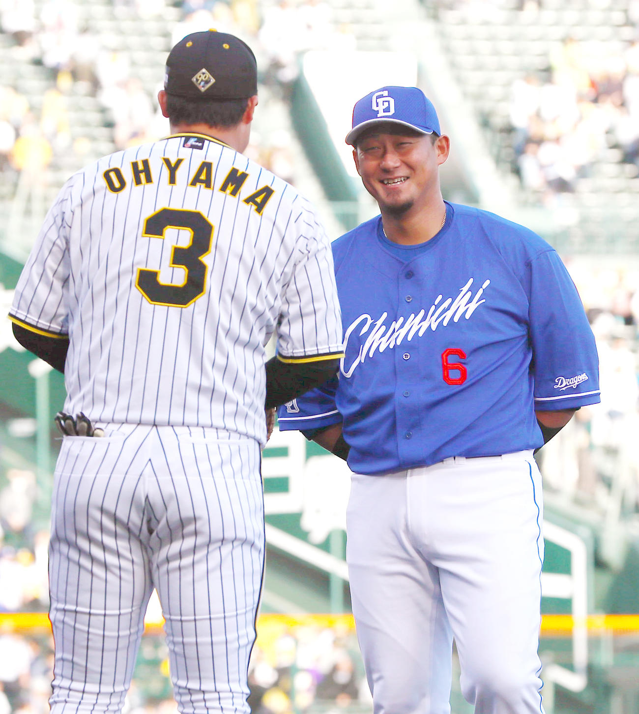阪神対中日　試合前、阪神大山（手前）と笑顔で話す中日中田（撮影・上山淳一）