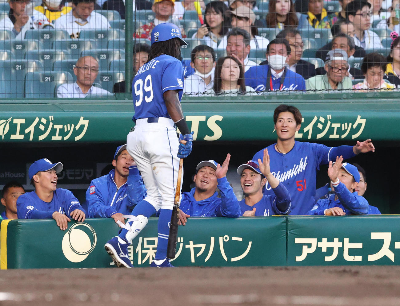 阪神対中日　2回表中日無死一、二塁、カリステ（手前）は送りバントを決め仲間から出迎えを受ける（撮影・上山淳一）