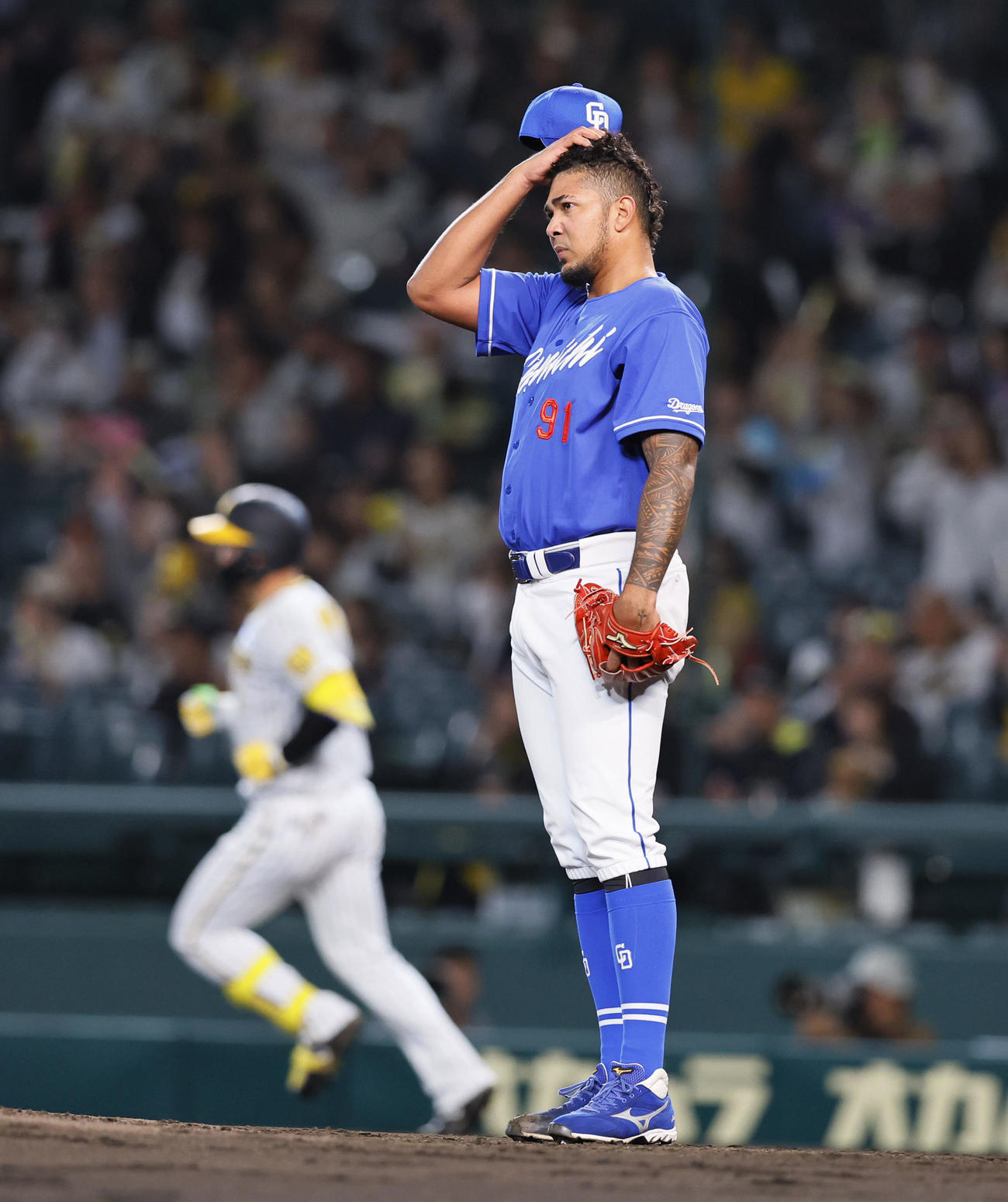 阪神対中日　3回裏阪神1死、森下（左）に本塁打を浴びたメヒア（撮影・藤尾明華）